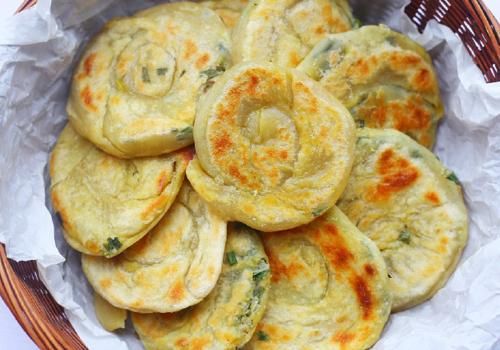 簡(jiǎn)單好吃的營(yíng)養(yǎng)早餐食譜 蔥油餅的家常做法 外酥內(nèi)軟 寶寶最愛吃