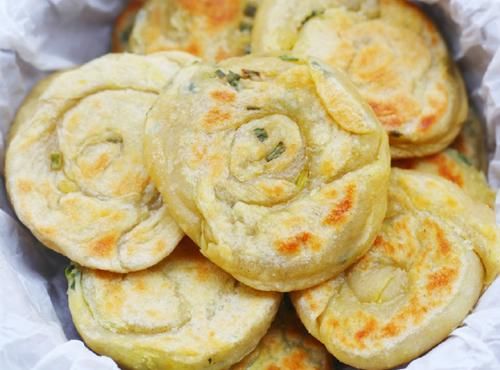 簡(jiǎn)單好吃的營(yíng)養(yǎng)早餐食譜 蔥油餅的家常做法 外酥內(nèi)軟 寶寶最愛吃