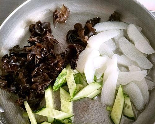 健康美味，山藥炒雜蔬和松子的做法（一道營養(yǎng)豐富的素菜佳肴）