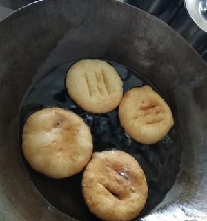 香油餅的制作方法大揭秘（打造出酥脆可口的香油餅，從原材料到烘烤全掌握）