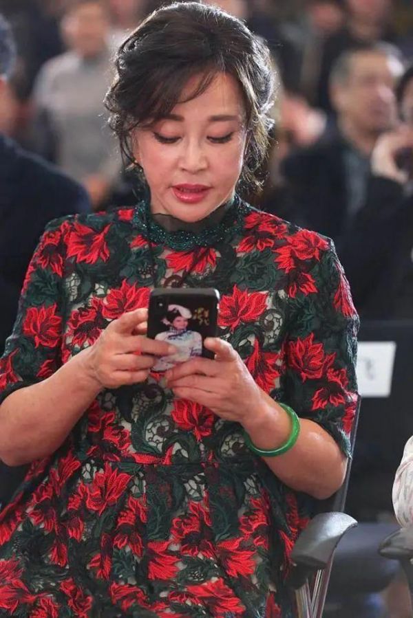 劉曉慶近照曝光，網(wǎng)友直言，別裝嫩了_精選解釋落實