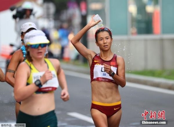 當(dāng)?shù)貢r間8月6日，東京奧運會女子20公里競走比賽中，里約奧運會冠軍、中國名將劉虹以1小時29分57秒獲得銅牌。四次征戰(zhàn)奧運會，收獲1金1銀1銅，是劉虹競走生涯的勛章，致敬老將。