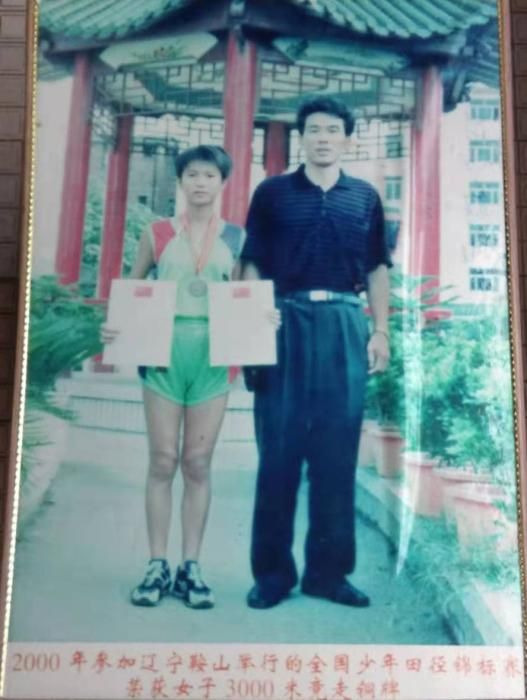 圖為20多年前，鄒桂林帶著劉虹(左)參加在遼寧鞍山舉行的全國少年田徑錦標(biāo)賽后拍的合影。(受訪者供圖)
