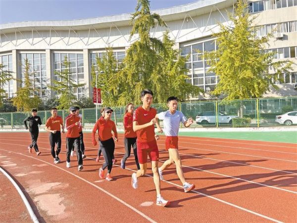 10月23日，李炎東（右二）在西安體育學院的田徑場訓練。