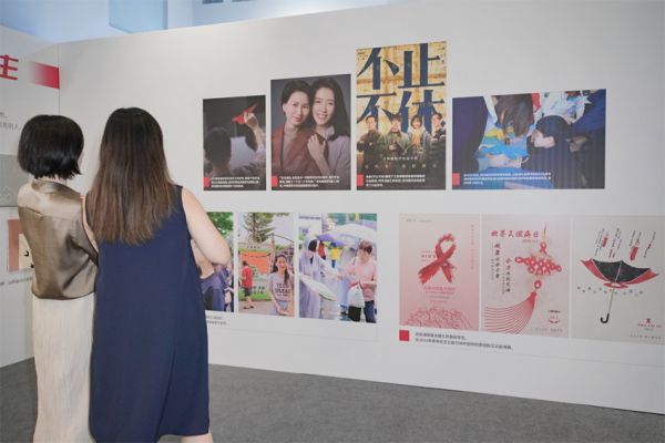 參觀“患者心聲”展區(qū)。主辦方供圖