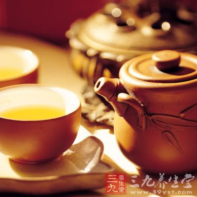 茶多酚具有很強(qiáng)的抗氧化性和生理活性，是人體自由基的清除劑