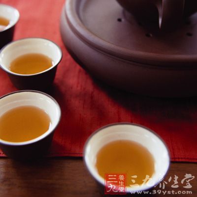 紅茶:生熱曖腹，增強(qiáng)人體的抗寒能力，還可助消化，去油膩。