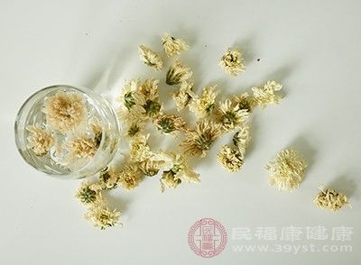 材料：山楂汁：一瓶，菊花：4朵