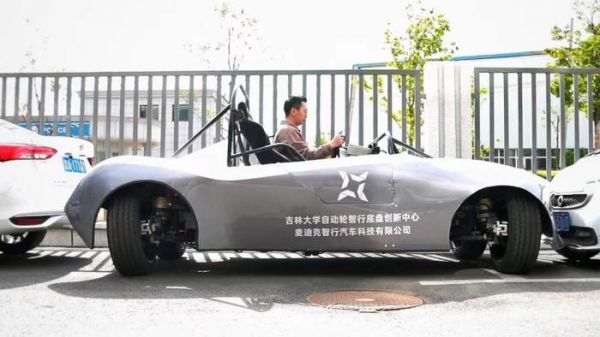 原型車從極窄的車位中橫向鉆出 石天蛟/攝