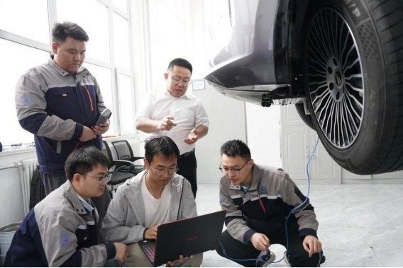 靳立強(qiáng)在指導(dǎo)科研團(tuán)隊(duì)對(duì)技術(shù)優(yōu)化調(diào)整 石天蛟/攝