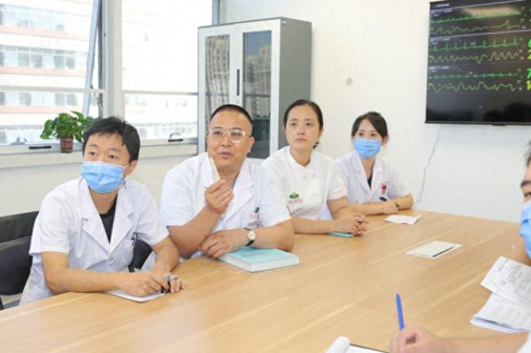 盧長林教授在組織大查房，研討危重疑難病人的診治方案