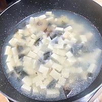 “鮮美清熱，簡(jiǎn)單好喝”－香菜皮蛋豆腐湯的做法圖解4