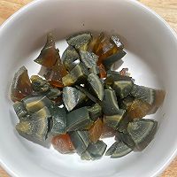 “鮮美清熱，簡(jiǎn)單好喝”－香菜皮蛋豆腐湯的做法圖解2