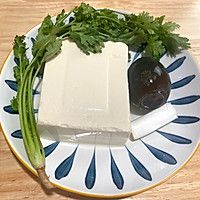 “鮮美清熱，簡(jiǎn)單好喝”－香菜皮蛋豆腐湯的做法圖解1