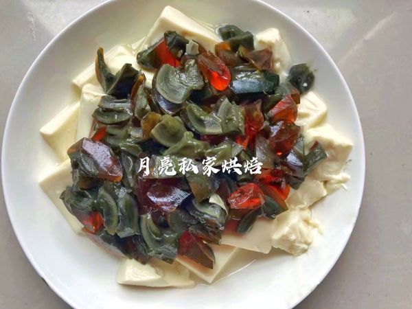 简单快手又开胃的松花蛋拌嫩豆腐