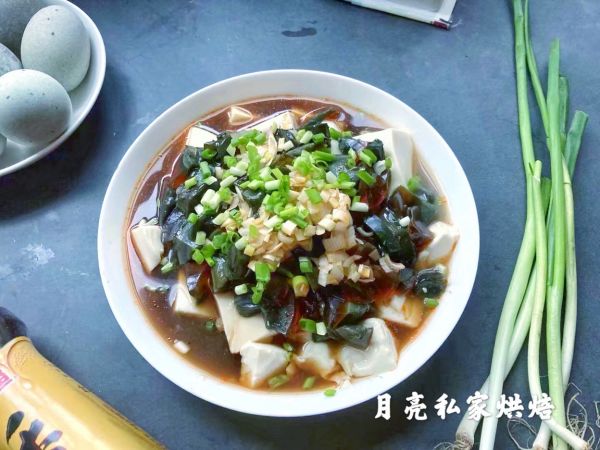 简单快手又开胃的松花蛋拌嫩豆腐