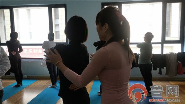 公益瑜伽课堂 将爱心传递!