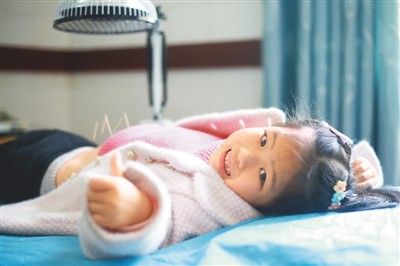 3月24日，在湖南省永州市藍(lán)山縣縣域醫(yī)共體楠市分院，醫(yī)生在為患者進(jìn)行針灸治療。近年來，該縣加快推進(jìn)縣域緊密型醫(yī)共體建設(shè)，從總院選拔優(yōu)秀中醫(yī)專家下沉到分院，通過傳、幫、帶，幫助分院中醫(yī)藥人員熟練掌握針灸、拔罐、推拿、刮痧等傳統(tǒng)中醫(yī)適宜技術(shù)，有效促進(jìn)基層衛(wèi)生院中醫(yī)適宜技術(shù)健康發(fā)展。李碧波攝（人民視覺）