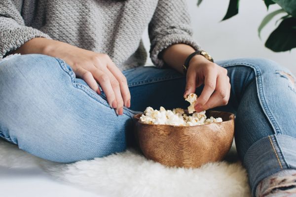 mujer comiendo palomitas de maiz