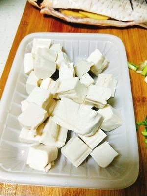 香濃鯽魚豆腐湯(簡單易做)的做法 步驟2
