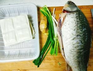 香濃鯽魚豆腐湯(簡單易做)的做法 步驟1