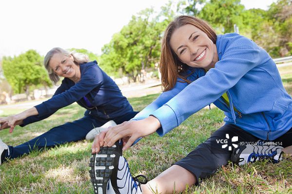 健康活跃的女性在运动前伸展双腿图片素材