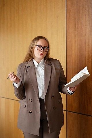 穿著時(shí)尚西裝的職業(yè)女性在辦公室做筆記