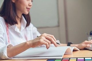女商人在辦公室穿著休閑襯衫。使用計算機作為平面設計師。