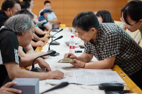 2023年7月18日，文物鑒定專家在寧夏博物館為市民鑒定藏品。新華社記者 李旭倫 攝
