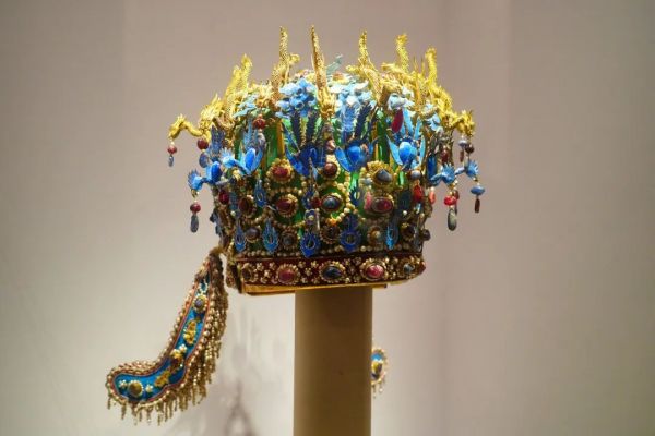 國家博物館內(nèi)銷售的鳳冠主題文創(chuàng)產(chǎn)品，其原型為明萬歷孝端皇后佩戴的“九龍九鳳冠”。圖片來源：視覺中國