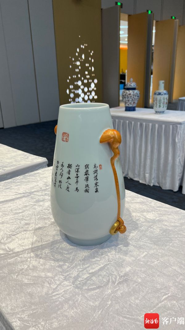 　“健康中國·匠心奉獻”中國陶瓷藝術(shù)品公益展覽在?？谂e行，圖為展出的陶瓷。記者 王洪旭 攝