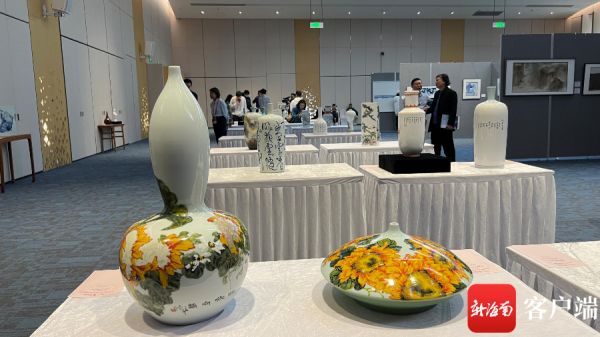 “健康中國·匠心奉獻”中國陶瓷藝術(shù)品公益展覽在海口舉行，圖為展出的陶瓷。記者 王洪旭 攝