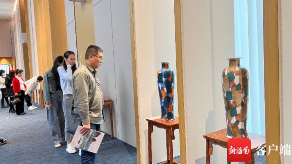 　12月29日，“健康中國·匠心奉獻”中國陶瓷藝術(shù)品公益展覽、公益拍賣暨公益捐贈系列活動在?？陂_幕。記者 王洪旭 攝