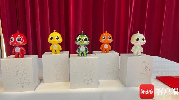 　“健康中國·匠心奉獻”中國陶瓷藝術(shù)品公益展覽在?？谂e行，圖為展出的陶瓷。記者 王洪旭 攝