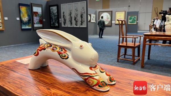 “健康中國·匠心奉獻”中國陶瓷藝術(shù)品公益展覽在海口舉行，圖為展出的陶瓷。記者 王洪旭 攝