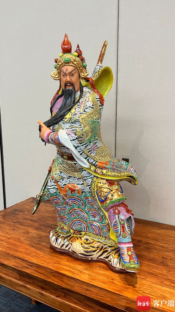 “健康中國·匠心奉獻”中國陶瓷藝術(shù)品公益展覽在?？谂e行，圖為展出的陶瓷。記者 王洪旭 攝