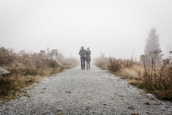 男女在小徑上行走的情侶交流練習