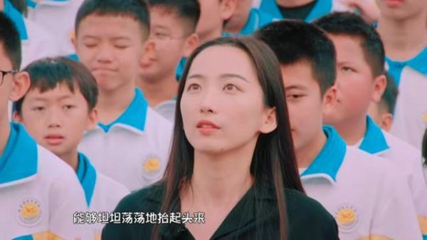 90后女老师大方普及性知识，深受学生喜爱：谈“性”色变并不健康