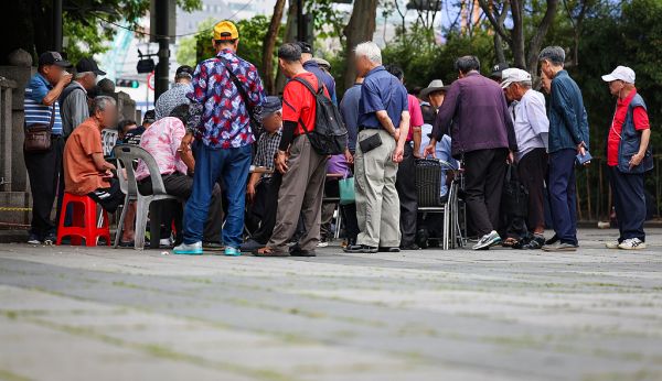 資料圖：2024年7月11日，韓國首爾，鐘路區(qū)塔谷公園中的老人們。（視覺中國）
