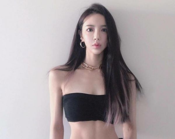韓國“健身女王”李妍和擺拍，魔鬼身材太迷人了！