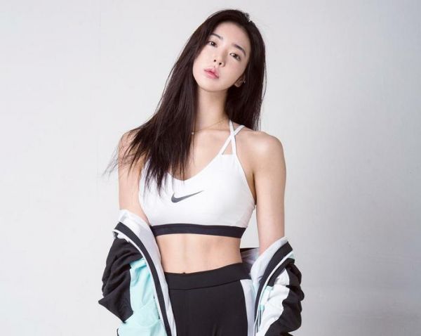 韓國“健身女王”李妍和擺拍，魔鬼身材太迷人了！