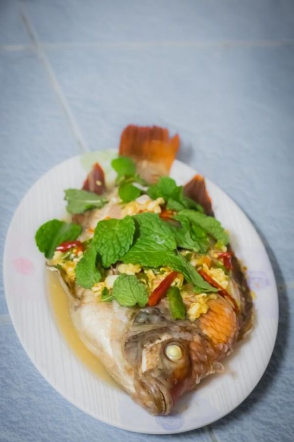 如果你想做出美味的清蒸魚，六個(gè)技巧教你做非常鮮嫩美味蒸魚方法