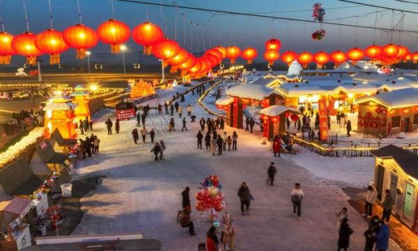 　　2024年2月7日，游客在河北省遵化市一雪鄉(xiāng)景區(qū)游玩（無人機(jī)照片）。新華社發(fā)（劉滿倉攝）