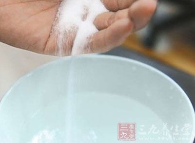 立即取食鹽20g加開水200ml溶化，冷卻后一次喝下