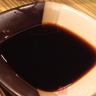 取食醋100ml加水200ml，稀釋后一次服下