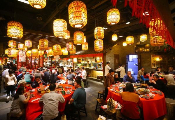 除夕夜，眾多市民選擇去餐廳吃年夜飯，餐飲行業(yè)呈現(xiàn)出一派繁榮熱鬧的景象。南京日?qǐng)?bào)/紫金山新聞?dòng)浾?徐琦 攝