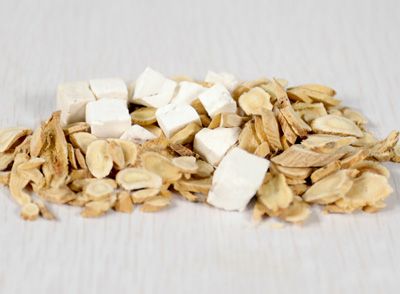 常用黄芪泡水喝,可以祛痰湿,能缓解痰湿过重给身体带来的不适感,让身体变得轻盈畅快