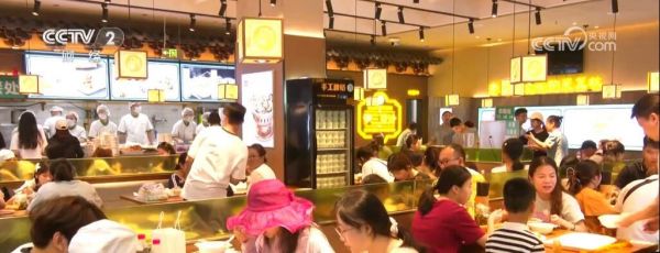 地方特色美食火爆 “舌尖上的文旅”激發(fā)各地暑期消費熱潮