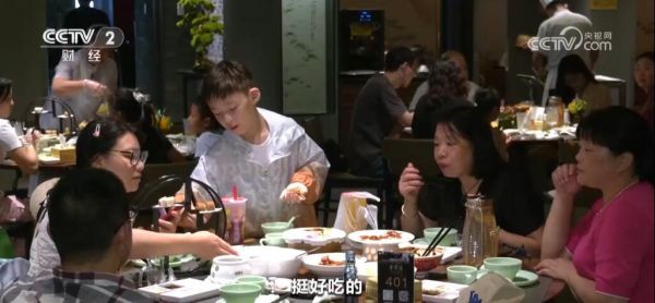 地方特色美食火爆 “舌尖上的文旅”激發(fā)各地暑期消費熱潮