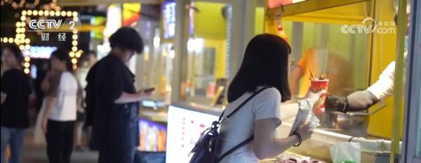 地方特色美食火爆 “舌尖上的文旅”激發(fā)各地暑期消費熱潮